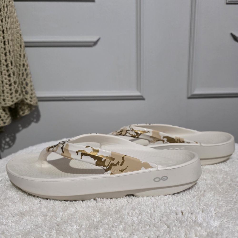 Oofos  11.Oolala Camo Limited Edition Flip Flops - Picture 4 of 8